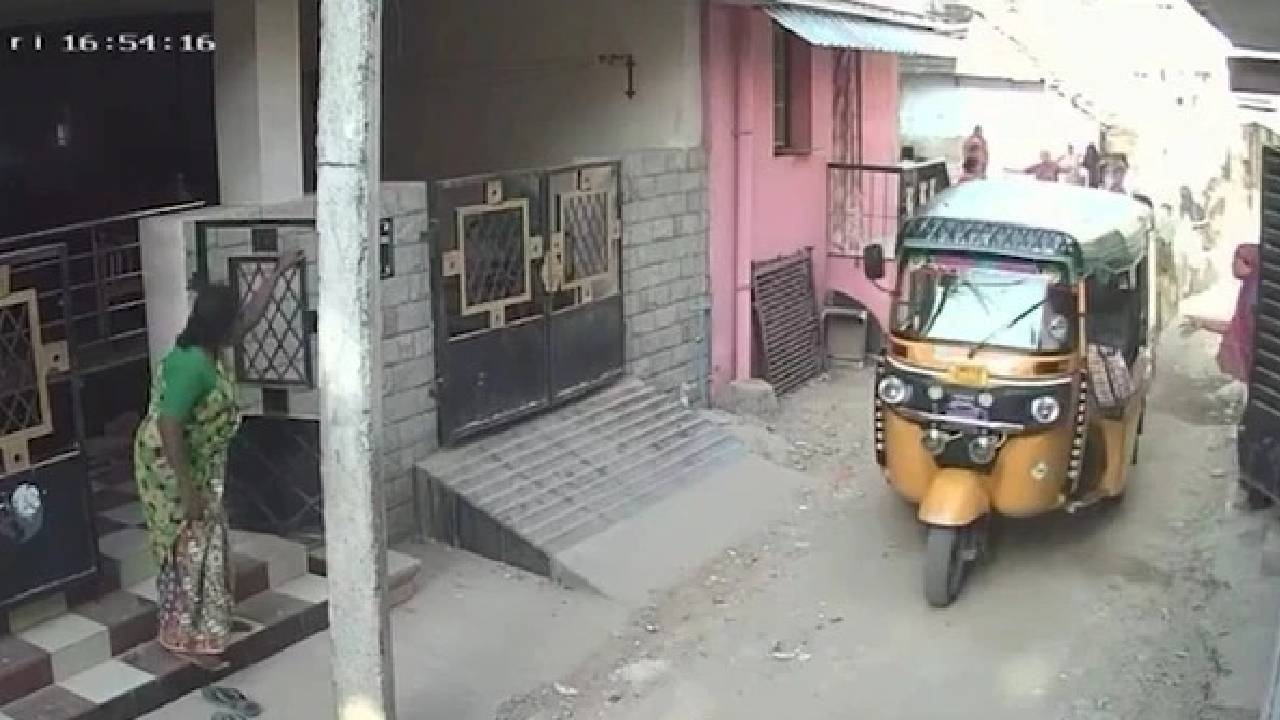 ಬಾಲಕಿಗೆ ಡಿಕ್ಕಿ ಹೊಡೆದ ಆಟೋ; ಶಾಕಿಂಗ್ ವಿಡಿಯೊ ವೈರಲ್