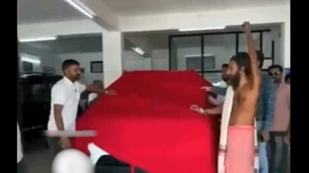 ಕುಂಭಮೇಳದಿಂದ ಗಳಿಸಿದ ಹಣದಿಂದ SUV ಖರೀದಿಸಿದ ಬಾಬಾ!