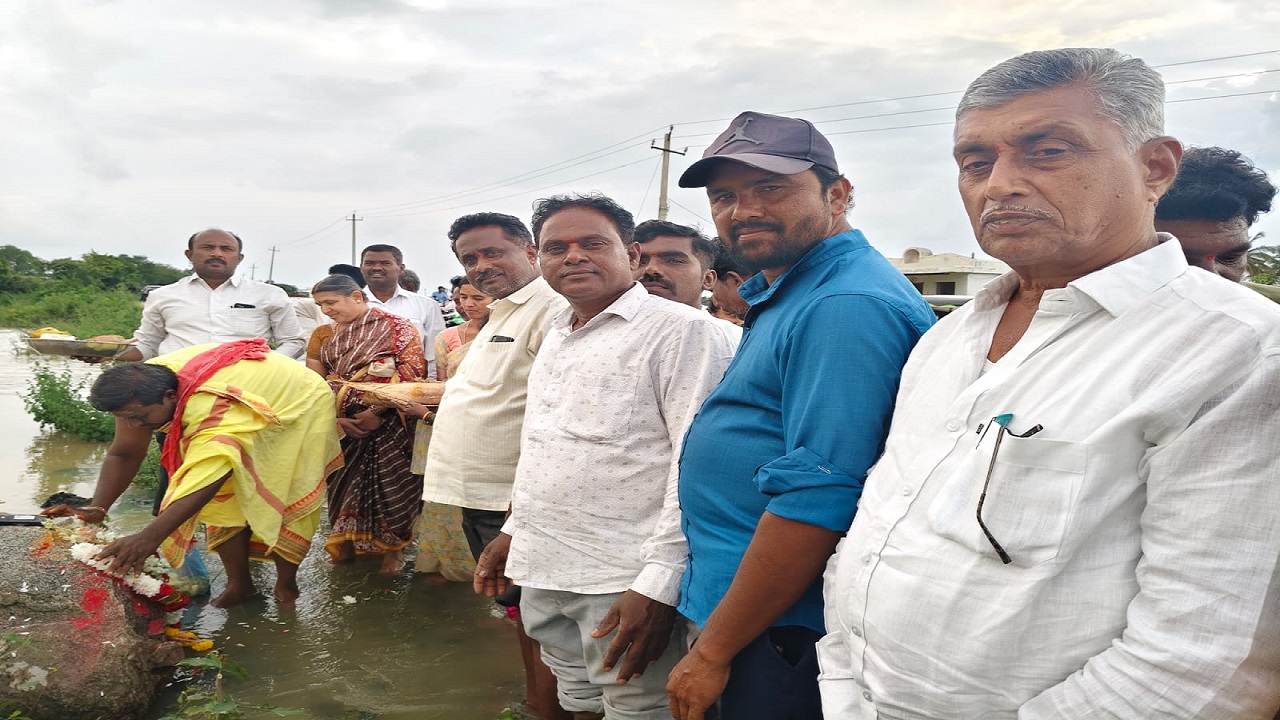 Bagepally News: ಮಿಟ್ಟೇಮರಿ ಪುವಾಡಮ್ಮ ಕೆರೆ ಕೋಡಿ:ಗ್ರಾಮ ಪಂಚಾಯತಿ ವತಿಯಿಂದ ಗಂಗೆ ಪೂಜೆ ಹಾಗೂ ಬಾಗಿನ ಸಮರ್ಪಣೆ