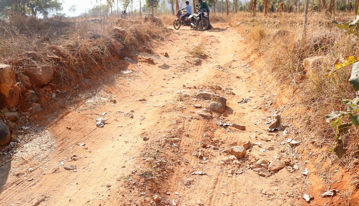 Chikkaballapur News: ಸ್ವಾತಂತ್ರ್ಯ ಬಂದು ಏಳು ದಶಕಗಳು ಕಳೆಯುತ್ತಿದ್ದರೂ ಇಲ್ಲೊಂದು ಗ್ರಾಮಕ್ಕೆ ಇದುವರೆಗೂ ರಸ್ತೆ ಸೌಲಭ್ಯ ಇಲ್ಲ