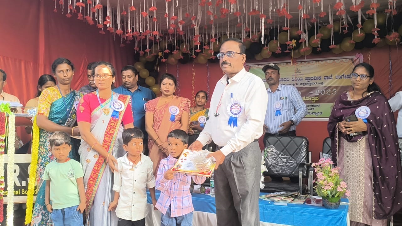 Bagepally News: ಪೋಷಕರು ಖಾಸಗಿ ಶಾಲೆಗಳ ವ್ಯಾಮೋಹಕ್ಕೆ ಒಳಗಾಗದೆ ತಮ್ಮ ಮಕ್ಕಳನ್ನು ಸರ್ಕಾರಿ ಶಾಲೆಗಳಿಗೆ ದಾಖಲಿಸಿ: ಎನ್.ವೆಂಕಟೇಶಪ್ಪ ಮನವಿ