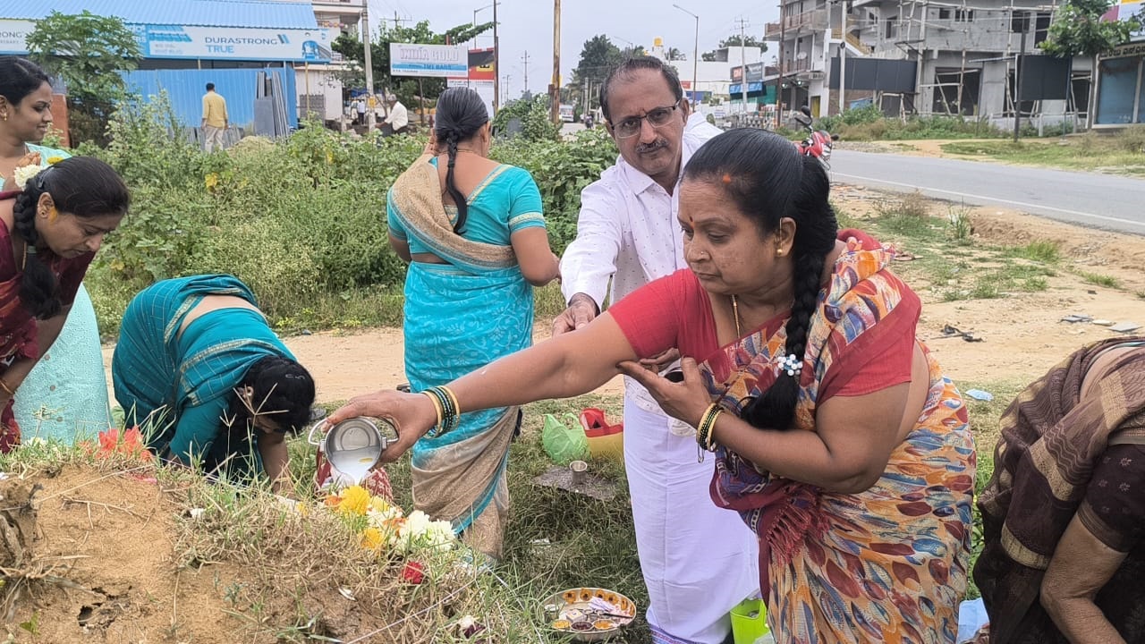Chikkaballapur news: ಬಾಗೇಪಲ್ಲಿಯಲ್ಲಿ ಸಂಭ್ರಮದ ನಾಗರ ಪಂಚಮಿ, ಹುತ್ತಕ್ಕೆ ಹಾಲೆರೆದು ಮಹಿಳೆಯರಿಂದ ಪೂಜೆ