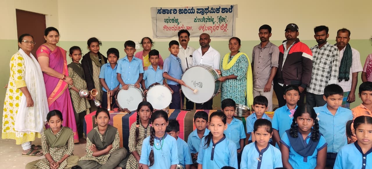 ಬಿಸಲಹಳ್ಳಿ ಸರ್ಕಾರಿ ಶಾಲೆ ವಿದ್ಯಾರ್ಥಿಗಳಿಗೆ ಬ್ಯಾಂಡ್ಸೆಟ್ ವಿತರಣೆ
