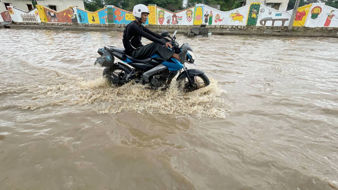 Bengaluru Rains: ಭಾರಿ ಮಳೆಗೆ ಬೆಂಗಳೂರಿನ ಹಲವು ಬಡಾವಣೆಗಳಿಗೆ ಜಲ ದಿಗ್ಬಂಧನ; ಬೋಟ್ಗಳಲ್ಲಿ ಜನರ ಸ್ಥಳಾಂತರ - Image 2