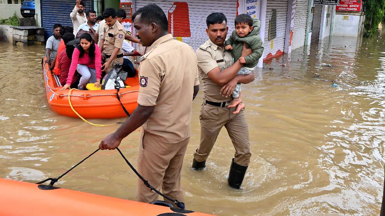 Bengaluru Rains: ಭಾರಿ ಮಳೆಗೆ ಬೆಂಗಳೂರಿನ ಹಲವು ಬಡಾವಣೆಗಳಿಗೆ ಜಲ ದಿಗ್ಬಂಧನ; ಬೋಟ್ಗಳಲ್ಲಿ ಜನರ ಸ್ಥಳಾಂತರ - Image 1
