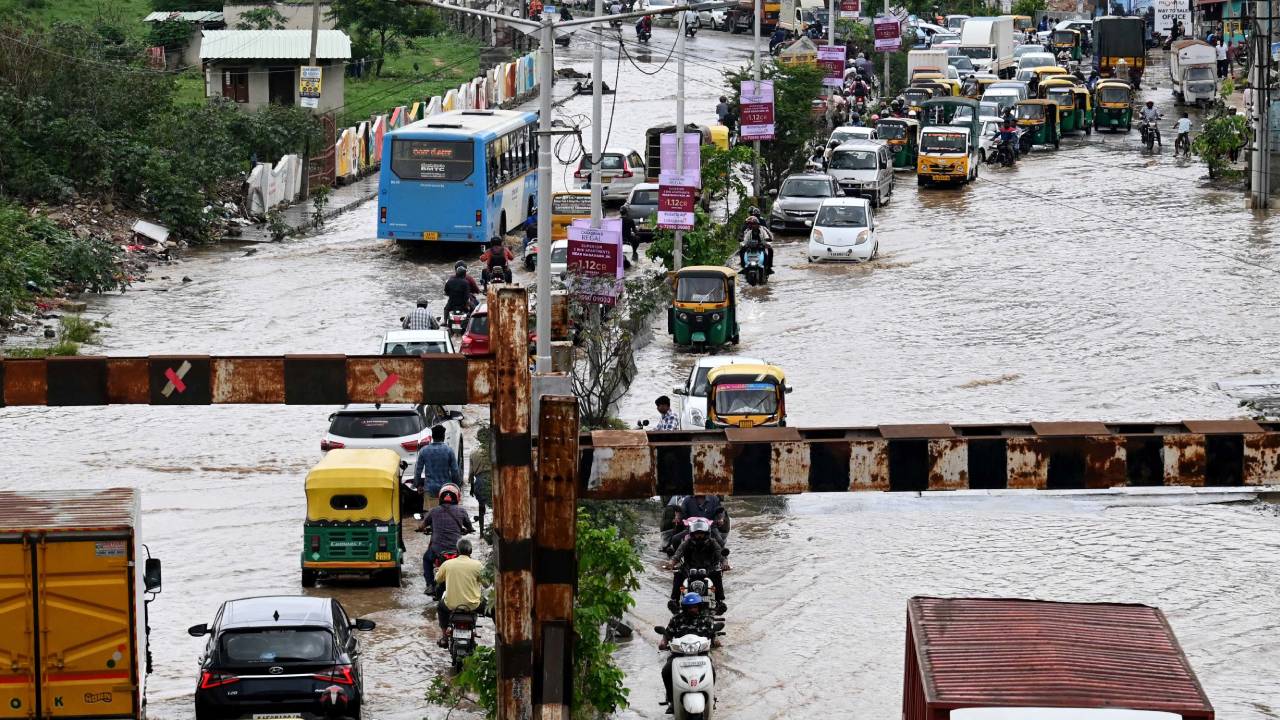 Bengaluru Rains: ಭಾರಿ ಮಳೆಗೆ ಬೆಂಗಳೂರಿನ ಹಲವು ಬಡಾವಣೆಗಳಿಗೆ ಜಲ ದಿಗ್ಬಂಧನ; ಬೋಟ್ಗಳಲ್ಲಿ ಜನರ ಸ್ಥಳಾಂತರ - Image 5