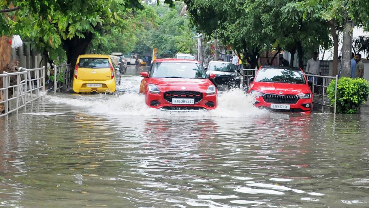 Bengaluru Rains: ಭಾರಿ ಮಳೆಗೆ ಬೆಂಗಳೂರಿನ ಹಲವು ಬಡಾವಣೆಗಳಿಗೆ ಜಲ ದಿಗ್ಬಂಧನ; ಬೋಟ್ಗಳಲ್ಲಿ ಜನರ ಸ್ಥಳಾಂತರ - Image 6