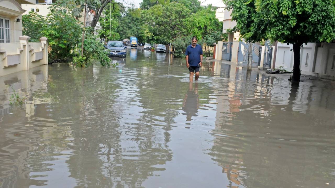Bengaluru Rains: ಭಾರಿ ಮಳೆಗೆ ಬೆಂಗಳೂರಿನ ಹಲವು ಬಡಾವಣೆಗಳಿಗೆ ಜಲ ದಿಗ್ಬಂಧನ; ಬೋಟ್ಗಳಲ್ಲಿ ಜನರ ಸ್ಥಳಾಂತರ - Image 7