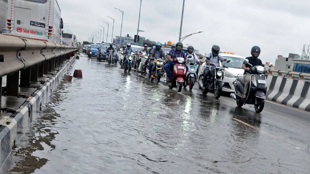 Bengaluru Rains: ಭಾರಿ ಮಳೆಗೆ ಬೆಂಗಳೂರಿನ ಹಲವು ಬಡಾವಣೆಗಳಿಗೆ ಜಲ ದಿಗ್ಬಂಧನ; ಬೋಟ್ಗಳಲ್ಲಿ ಜನರ ಸ್ಥಳಾಂತರ - Image 8