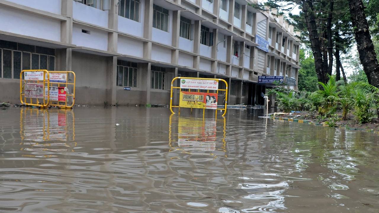 Bengaluru Rains: ಭಾರಿ ಮಳೆಗೆ ಬೆಂಗಳೂರಿನ ಹಲವು ಬಡಾವಣೆಗಳಿಗೆ ಜಲ ದಿಗ್ಬಂಧನ; ಬೋಟ್ಗಳಲ್ಲಿ ಜನರ ಸ್ಥಳಾಂತರ - Image 9
