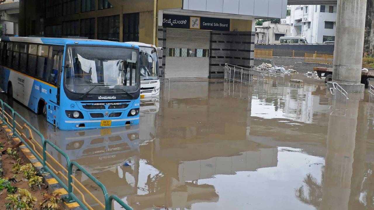 Bengaluru Rains: ಭಾರಿ ಮಳೆಗೆ ಬೆಂಗಳೂರಿನ ಹಲವು ಬಡಾವಣೆಗಳಿಗೆ ಜಲ ದಿಗ್ಬಂಧನ; ಬೋಟ್ಗಳಲ್ಲಿ ಜನರ ಸ್ಥಳಾಂತರ - Image 10