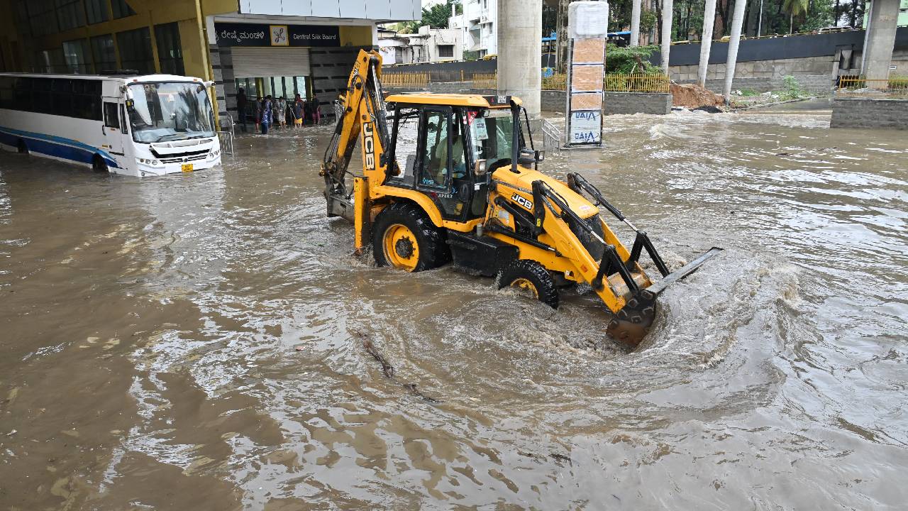 Bengaluru Rains: ಭಾರಿ ಮಳೆಗೆ ಬೆಂಗಳೂರಿನ ಹಲವು ಬಡಾವಣೆಗಳಿಗೆ ಜಲ ದಿಗ್ಬಂಧನ; ಬೋಟ್ಗಳಲ್ಲಿ ಜನರ ಸ್ಥಳಾಂತರ - Image 11