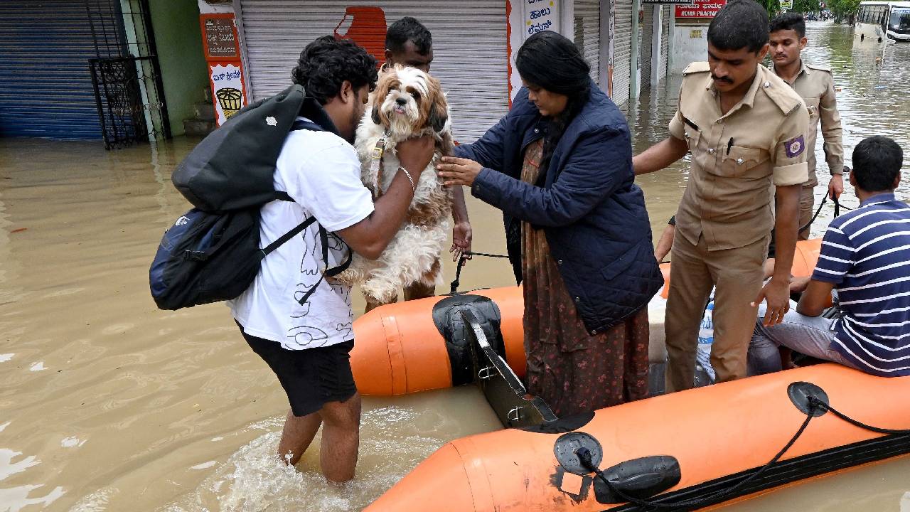 Bengaluru Rains: ಭಾರಿ ಮಳೆಗೆ ಬೆಂಗಳೂರಿನ ಹಲವು ಬಡಾವಣೆಗಳಿಗೆ ಜಲ ದಿಗ್ಬಂಧನ; ಬೋಟ್ಗಳಲ್ಲಿ ಜನರ ಸ್ಥಳಾಂತರ - Image 13