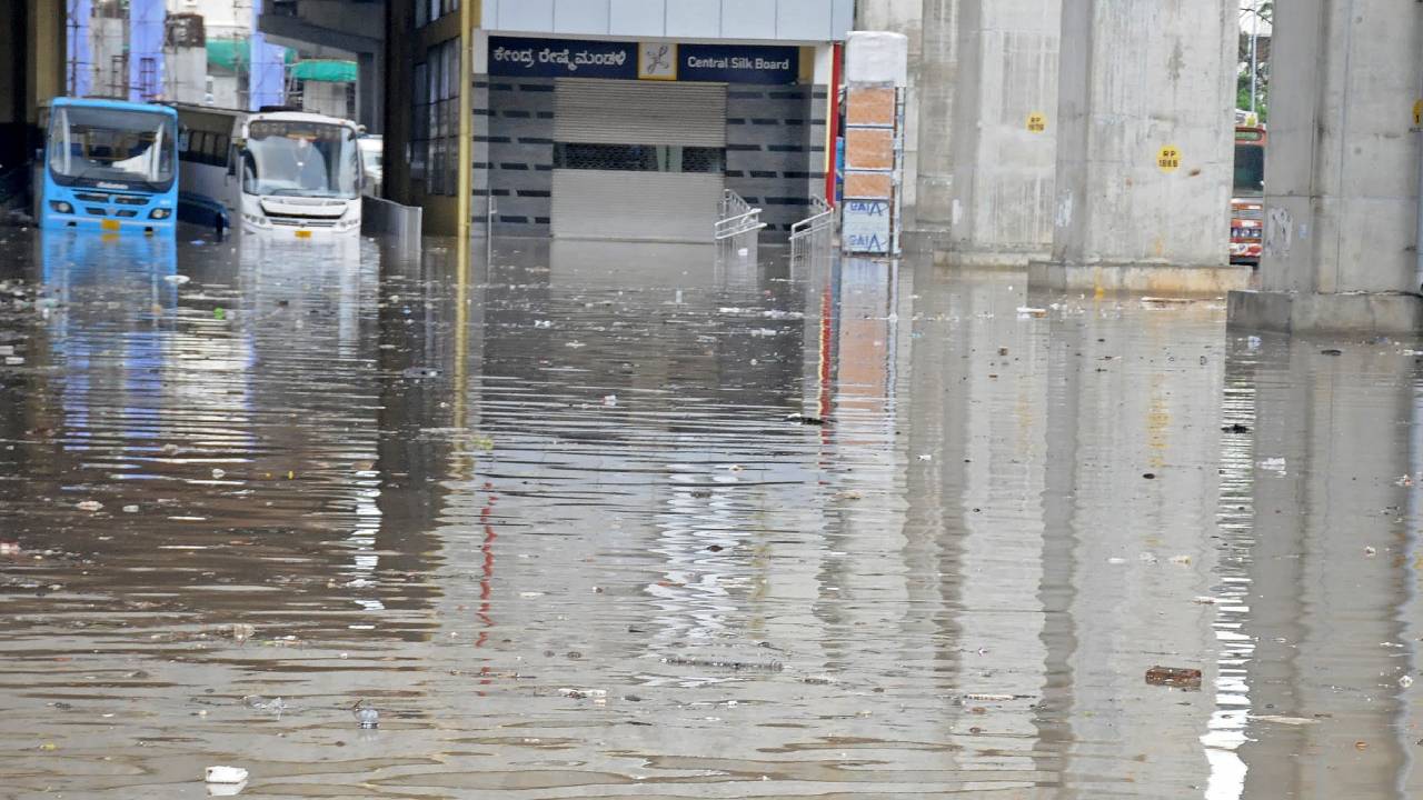 Bengaluru Rains: ಭಾರಿ ಮಳೆಗೆ ಬೆಂಗಳೂರಿನ ಹಲವು ಬಡಾವಣೆಗಳಿಗೆ ಜಲ ದಿಗ್ಬಂಧನ; ಬೋಟ್ಗಳಲ್ಲಿ ಜನರ ಸ್ಥಳಾಂತರ - Image 12