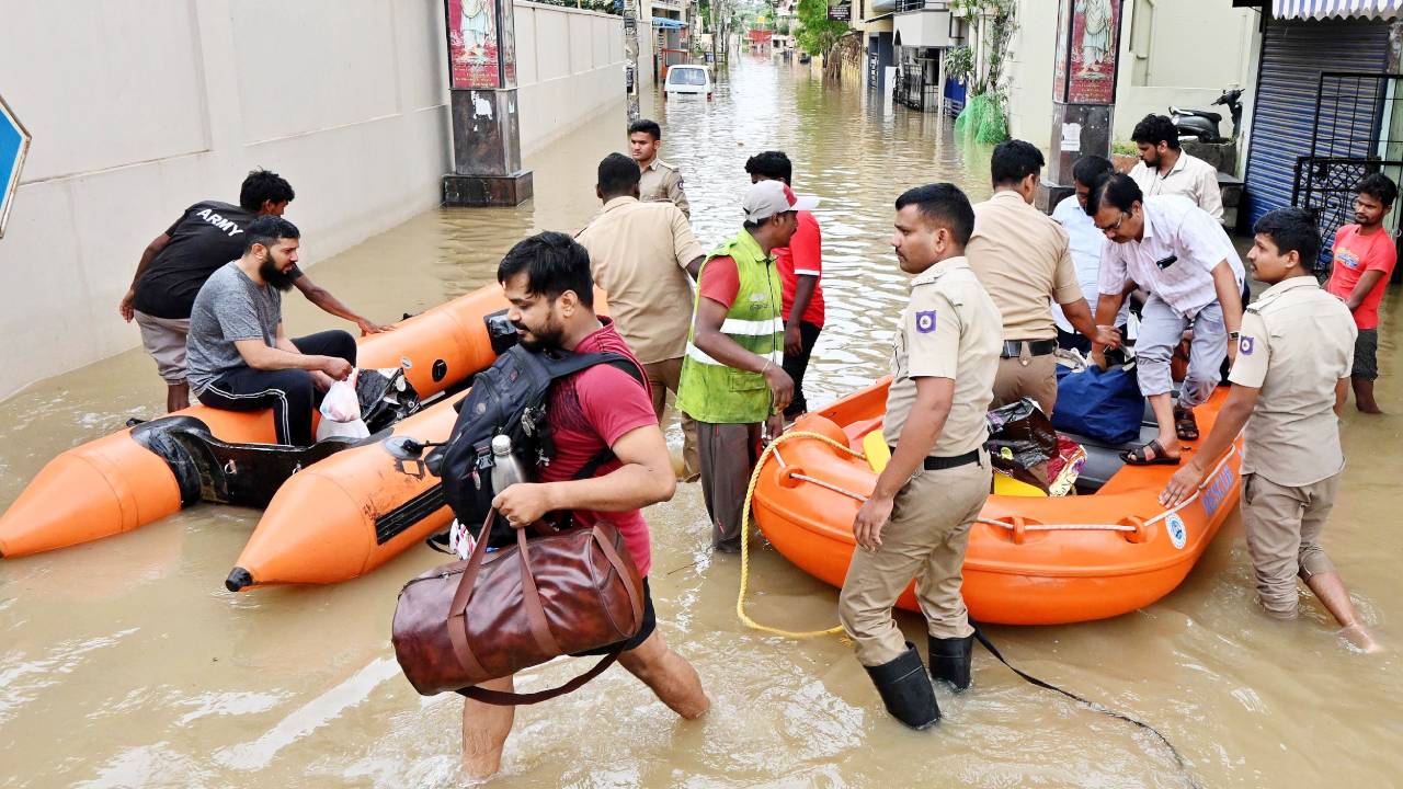 Bengaluru Rains: ಭಾರಿ ಮಳೆಗೆ ಬೆಂಗಳೂರಿನ ಹಲವು ಬಡಾವಣೆಗಳಿಗೆ ಜಲ ದಿಗ್ಬಂಧನ; ಬೋಟ್‌ಗಳಲ್ಲಿ ಜನರ ಸ್ಥಳಾಂತರ
