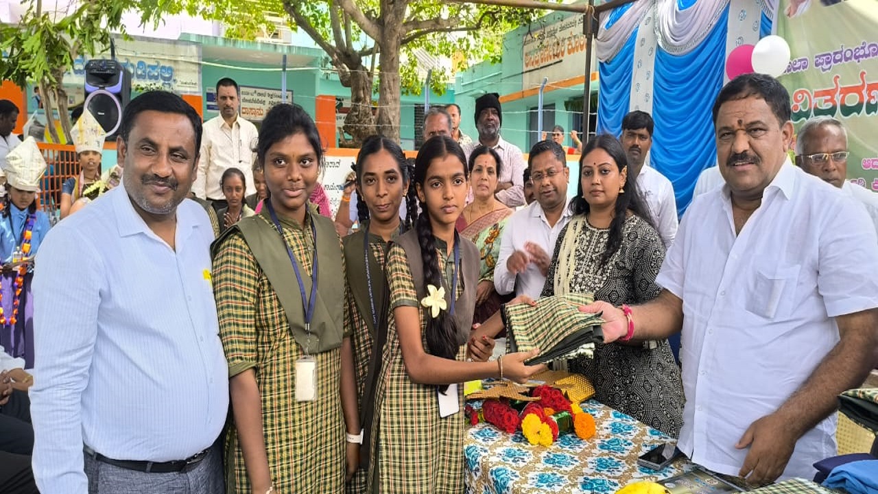 ದಾಖಲಾತಿ ಅರ್ಜಿಗೆ ಸಹಿ ಮಾಡುವ ಮೂಲಕ ಶಾಲಾ ಪ್ರಾರಂಭೊತ್ಸವಕ್ಕೆ ಚಾಲನೆ