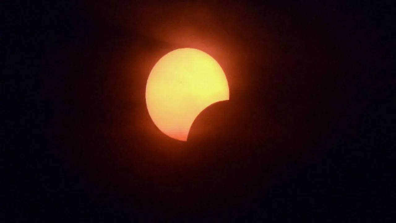 lunar eclipse: ಚಂದ್ರಗ್ರಹಣ ಸಂಪೂರ್ಣ ದರ್ಶನ, ರಕ್ತವರ್ಣದಲ್ಲಿ ಮಿಂದೆದ್ದ ಚಂದಿರ