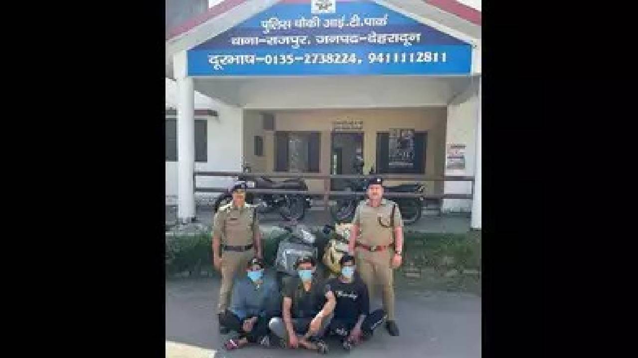 ಕಿತ್ತಾಡಿಕೊಂಡ ಯುವಕ-ಯುವತಿಯರು; ಪೊಲೀಸರು ಮಾಡಿದ ತಾರತಮ್ಯವೇನು?