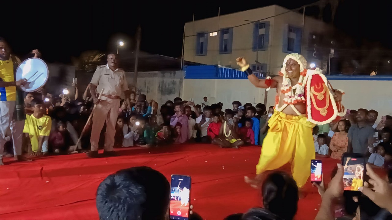 ತಮಟೆ ತಾಳಕ್ಕೆ ಹೆಜ್ಜೆ ಹಾಕಿದ ಹಸಿಕರಗ – ಭಕ್ತರ ಸಂಭ್ರಮ