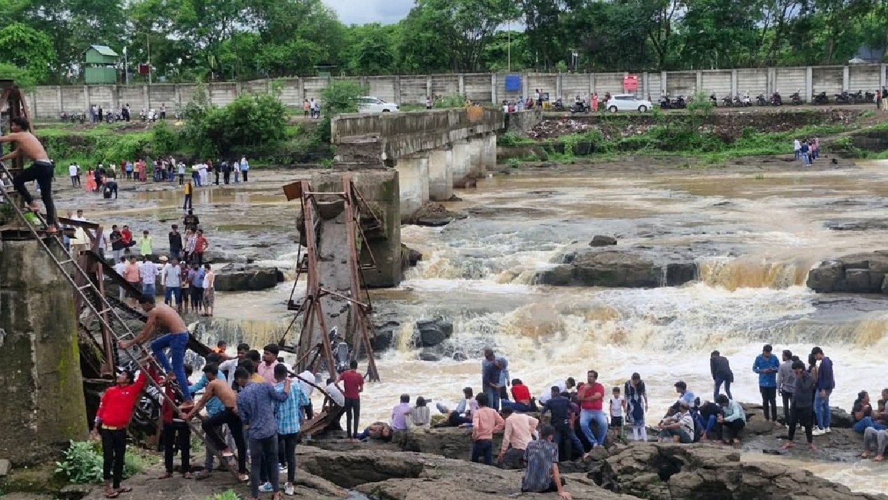 ಸೇತುವೆ ಕುಸಿತ; 25ಕ್ಕೂ ಅಧಿಕ ಪ್ರವಾಸಿಗರು ಜಲಸಮಾಧಿ