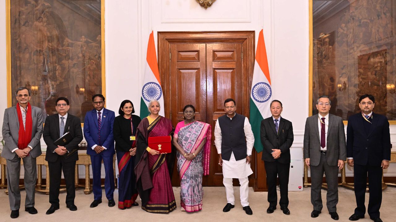 Budget 2026: ಬಜೆಟ್‌ ಮಂಡನೆಗೂ ಮುನ್ನ ರಾಷ್ಟ್ರಪತಿ ಭೇಟಿಯಾದ ವಿತ್ತ ಸಚಿವೆ ನಿರ್ಮಲಾ ಸೀತಾರಾಮನ್‌ - Image 4