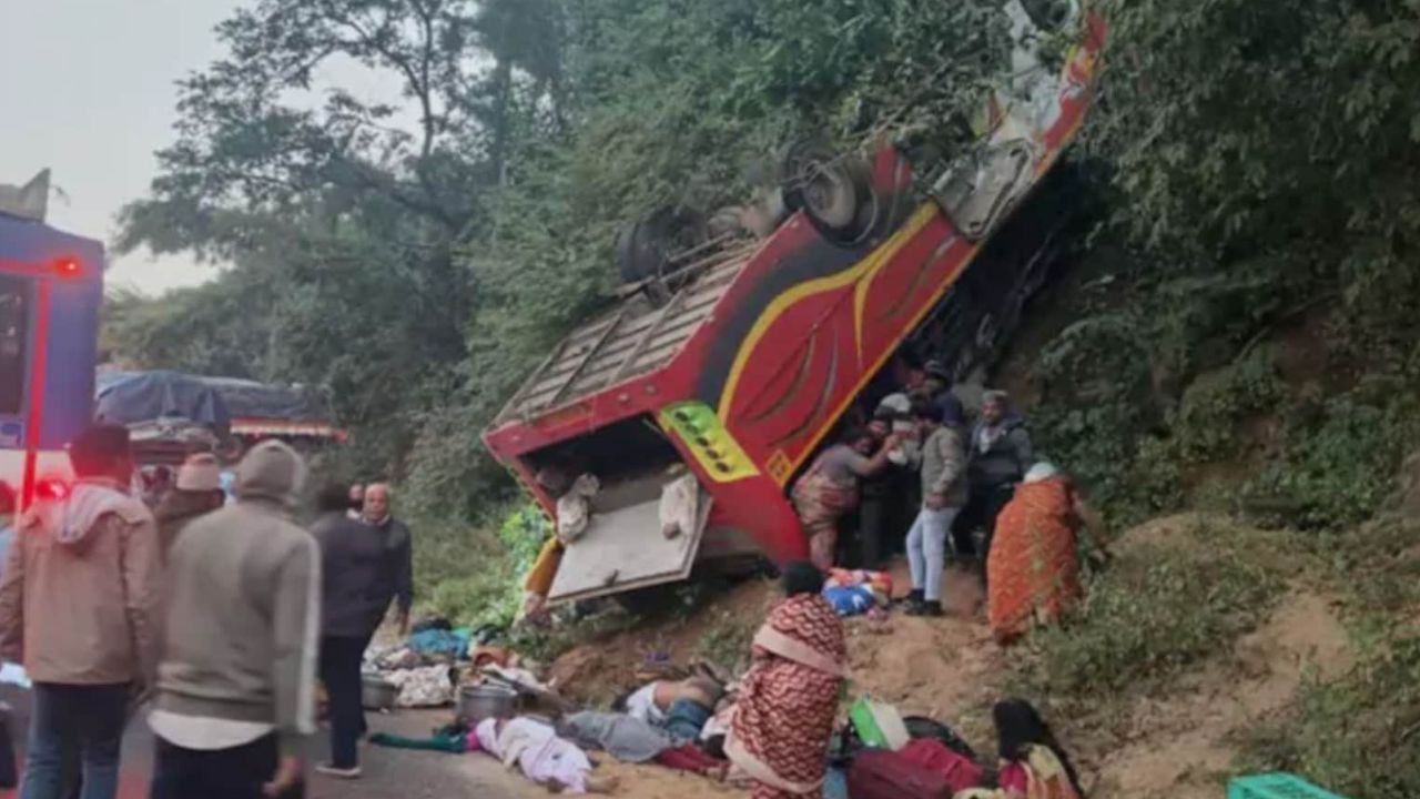 ಬಸ್ ಪಲ್ಟಿ: ಒಂಬತ್ತು ಸಾವು