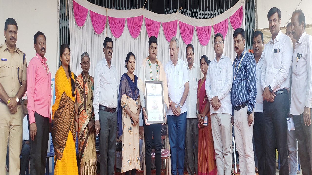 MLA C B Suresh Babu: ನಿಮ್ಮ ಸಮಸ್ಯೆಗಳ ಪರಿಹಾರಕ್ಕೆ ಮನೆ ಬಾಗಿಲಿಗೆ ಬಂದಿದ್ದೇನೆ: ಶಾಸಕ ಸಿ.ಬಿ.ಸುರೇಶ್ ಬಾಬು