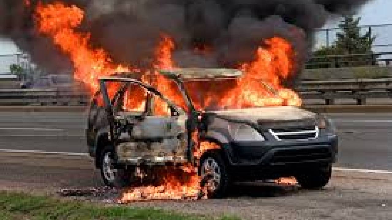 ಚಲಿಸುತ್ತಿದ್ದ ಕಾರಿನಲ್ಲಿ ಬೆಂಕಿ, ಚಾಲಕ ಸಜೀವ ದಹನ