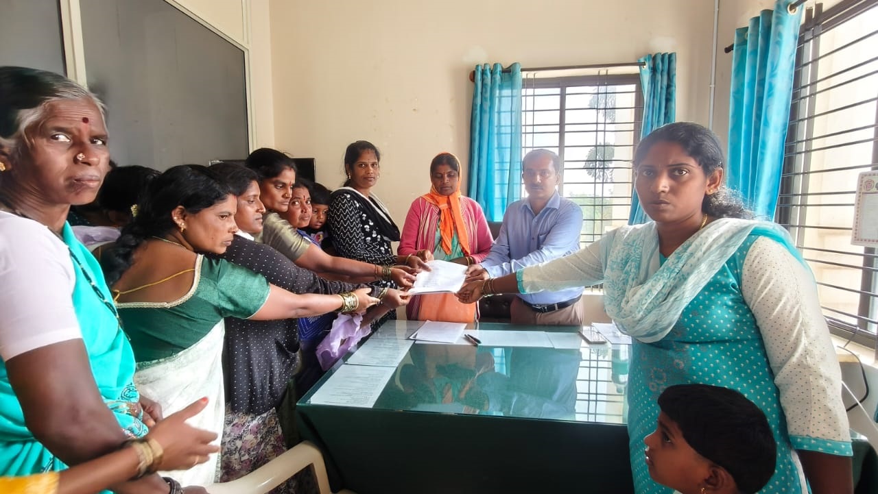 ಅಂಗನವಾಡಿ ಕಾರ್ಯಕರ್ತೆ ವಜಾಗೆ ಆಗ್ರಹಿಸಿ ದೂರಿತ್ತ ಗ್ರಾಮಸ್ಥರು