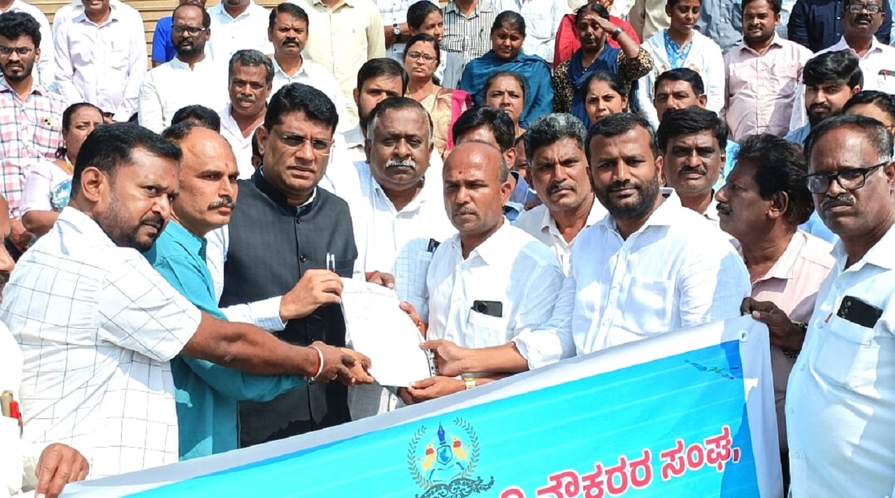 ರಾಜೀವ್ ಗೌಡ ವಿರುದ್ಧ ಕ್ರಮಕ್ಕೆ ಆಗ್ರಹಿಸಿ ಜಿಲ್ಲಾಡಳಿತ ಭವನದ ಎದುರು ಜಿಲ್ಲಾ ಸರ್ಕಾರಿ ನೌಕರರ ಸಂಘಟನೆ ಪ್ರತಿಭಟನೆ