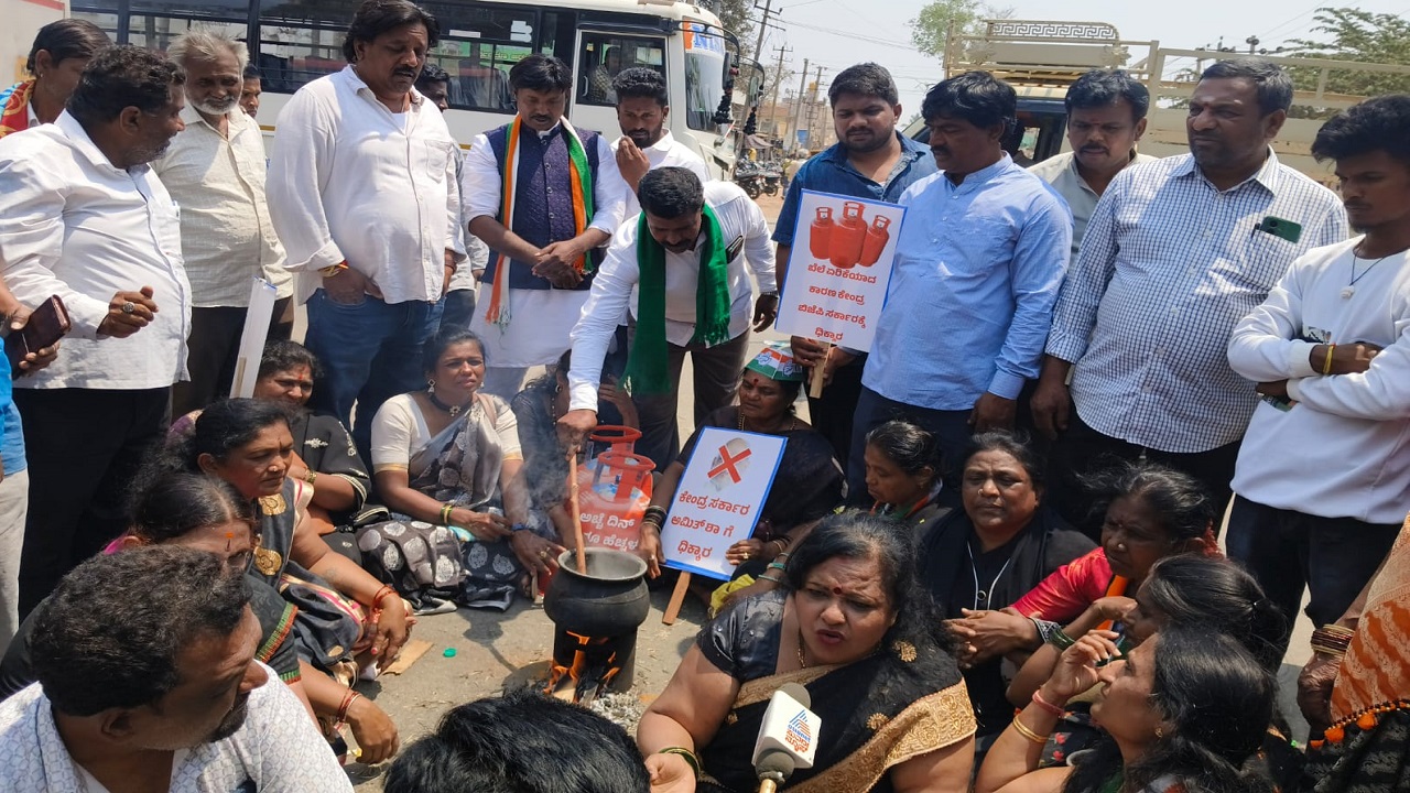 Chikkaballapur News: ಅಡುಗೆ ಅನಿಲ ಪೂರೈಕೆಯಲ್ಲಿ ವ್ಯತ್ಯಯ, ಬೆಲೆ ಏರಿಕೆ ವಿರೋಧಿಸಿ ಬ್ಲಾಕ್ ಮತ್ತು ಯುವ ಕಾಂಗ್ರೆಸ್‌ನಿಂದ ಬೃಹತ್ ಪ್ರತಿಭಟನೆ