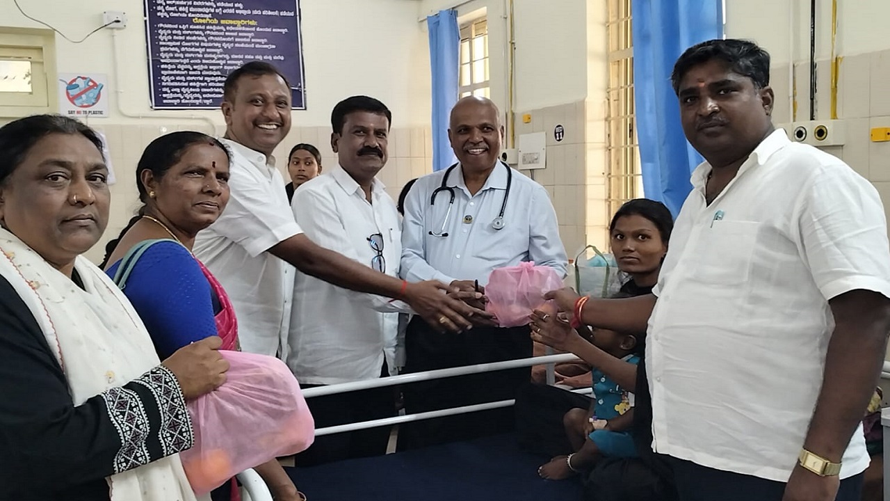 ಸಚಿವ ಮುನಿಯಪ್ಪ ಜನ್ಮದಿನ: ಆಸ್ಪತ್ರೆಯಲ್ಲಿ ಹಣ್ಣು ಹಂಪಲು ವಿತರಣೆ