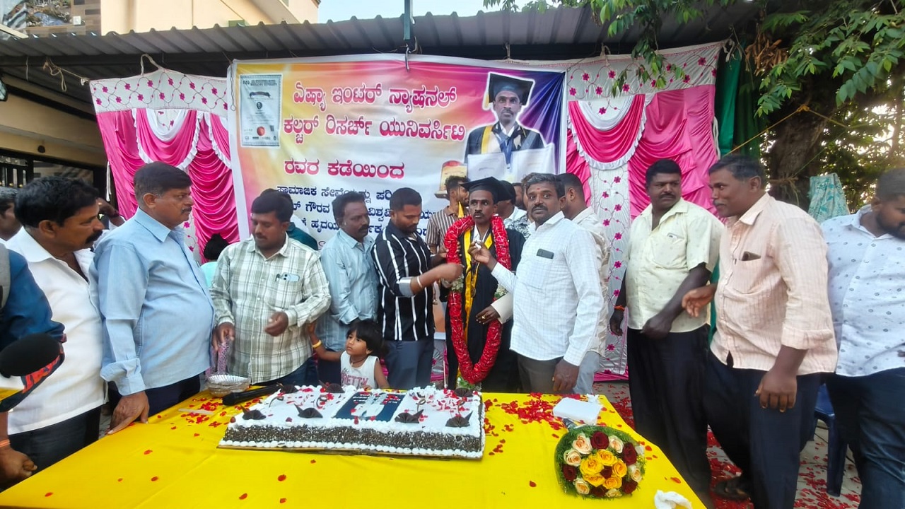 ಏಡುಕೊಂಡುಲ ಶ್ರೀನಿವಾಸ್‌ಗೆ ಗೌರವ ಡಾಕ್ಟರೇಟ್: ಹಿತೈಷಿಗಳ ಸನ್ಮಾನ