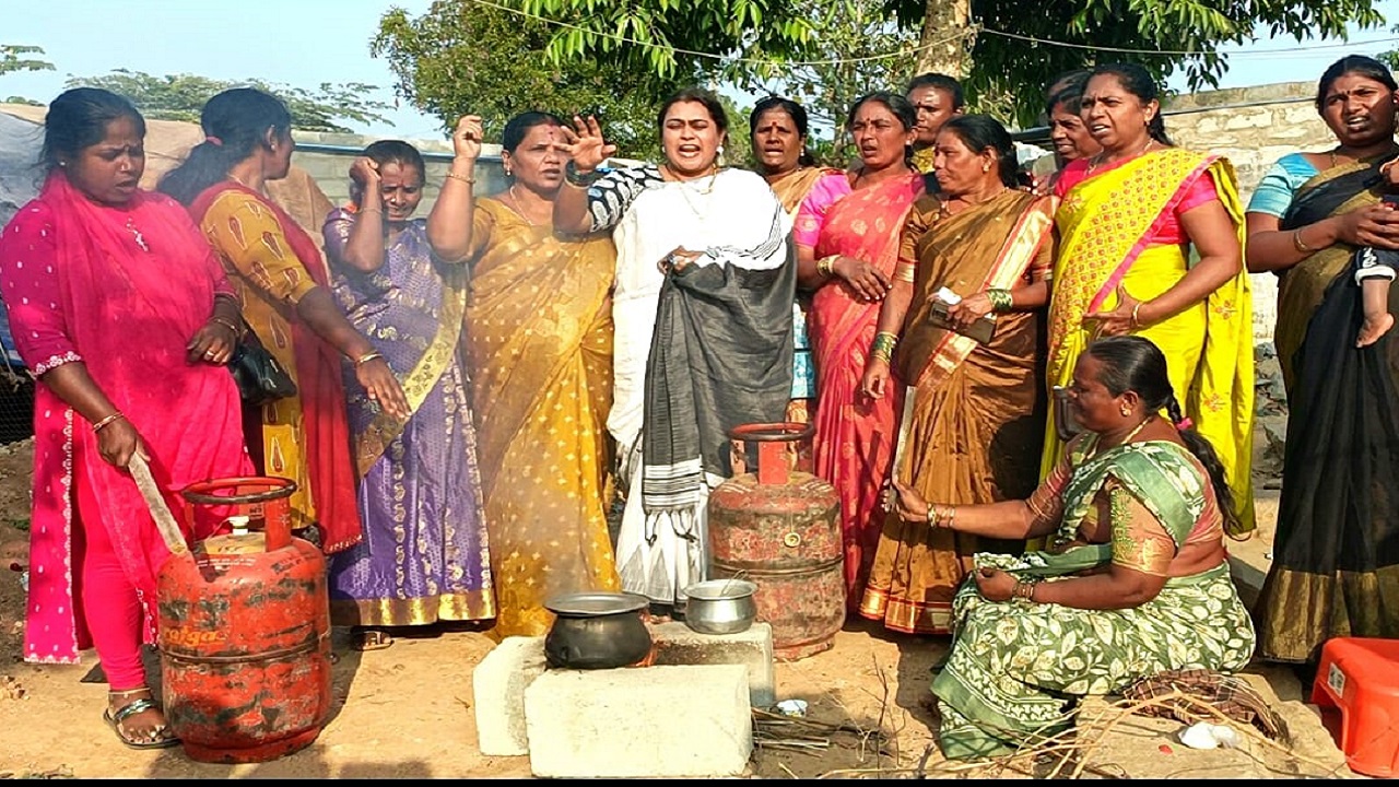 ಗೃಹಬಳಕೆ ಅನಿಲ ಬೆಲೆ ಏರಿಕೆ: ಮಹಿಳಾ ಕಾಂಗ್ರೆಸ್ ಪ್ರತಿಭಟನೆ