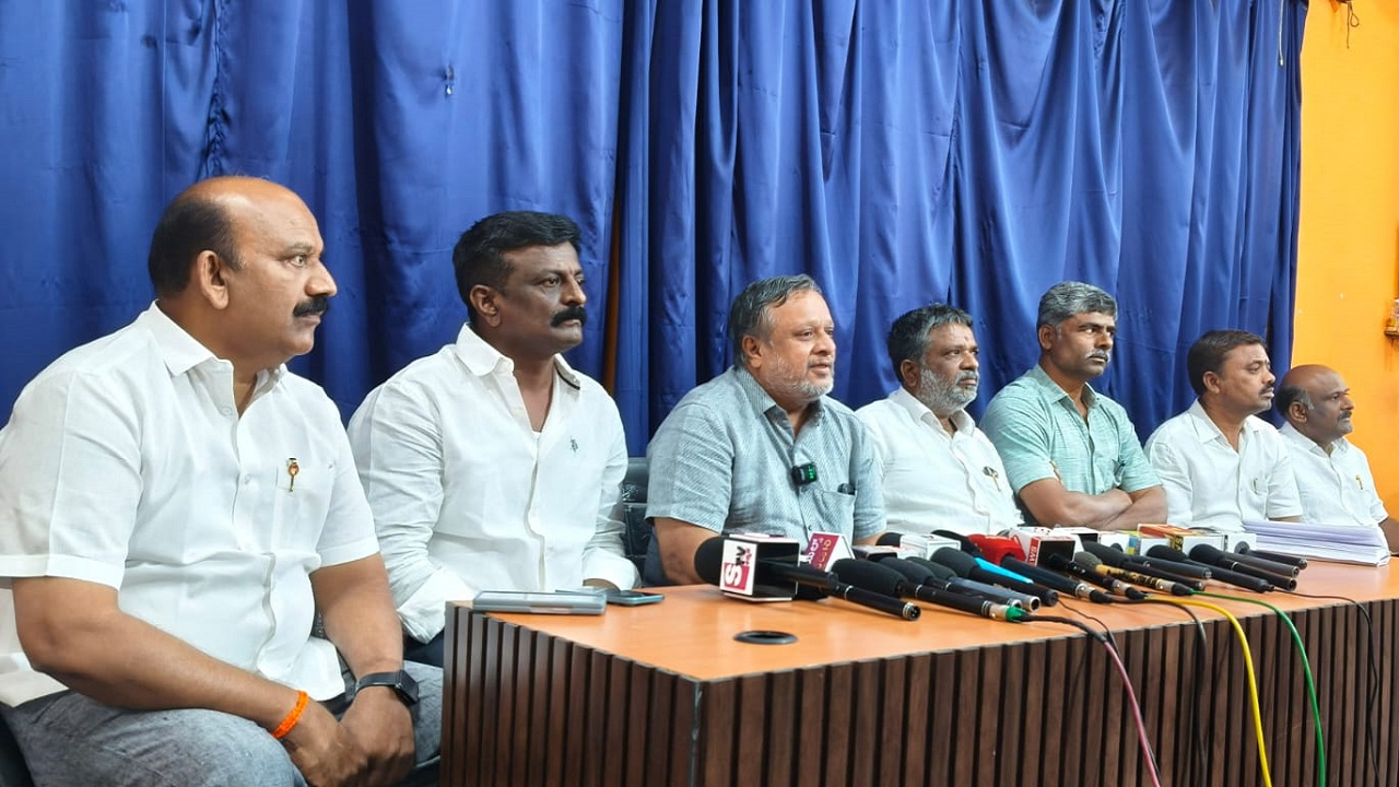 S.N.Subbareddy: ಎಸ್.ಎನ್.ಸುಬ್ಬಾರೆಡ್ಡಿ ಅವರ ಬಗ್ಗೆ ಹಗುರ ಮಾತು ಅಪಪ್ರಚಾರ ನಿಲ್ಲಿಸಿ; ದಾಖಲೆಗಳೊಂದಿಗೆ ಚರ್ಚೆಗೆ ಬನ್ನಿ : ಕಾಂಗ್ರೆಸ್ ಮುಖಂಡರ ಪಂಥಾಹ್ವಾನ