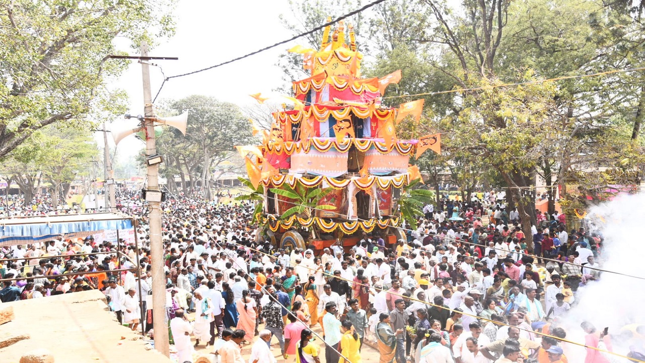 ಹರನಾಮಸ್ಮರಣೆಯ ನಡುವೆ ದೇವಾಲಯ ಪ್ರದಕ್ಷಿಣೆ