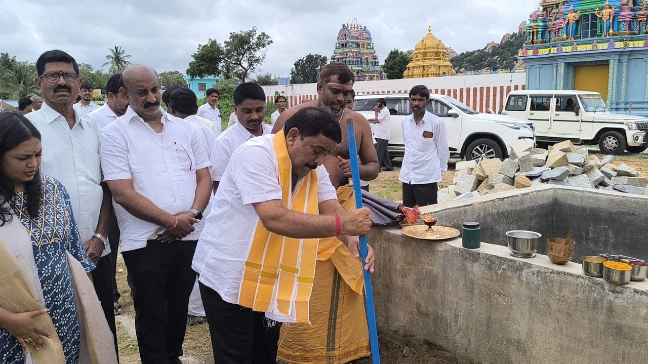 ಸಮುದಾಯ ಹೈಟಕ್ ಶೌಚಾಲಯಕ್ಕೆ ಶಾಸಕ ಎಸ್.ಎನ್.ಸುಬ್ಬಾರೆಡ್ಡಿ ಭೂಮಿ ಪೂಜೆ