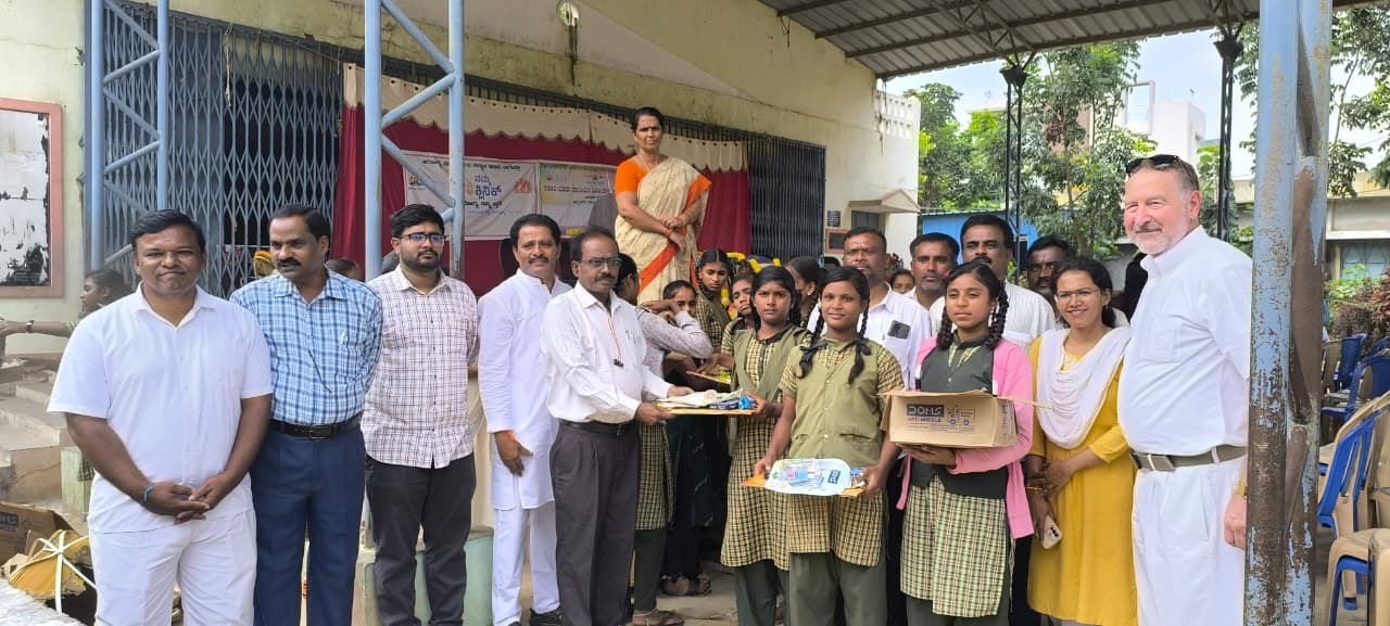 ಎನ್.ಜಿ.ಓ ಸಂಸ್ಥೆ ವತಿಯಿಂದ ಲೇಖನ ಸಾಮಗ್ರಿ ವಿತರಣೆ