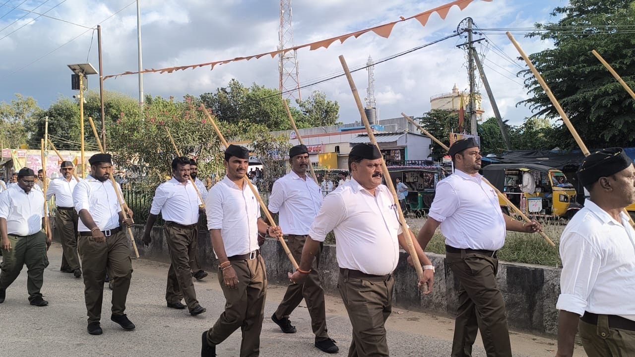 ಆರ್ಎಸ್ಎಸ್ ಪಥಸಂಚಲನ: ನೂರಾರು ಮಂದಿ ಗಣವೇಷಧಾರಿಗಳು ಭಾಗಿ