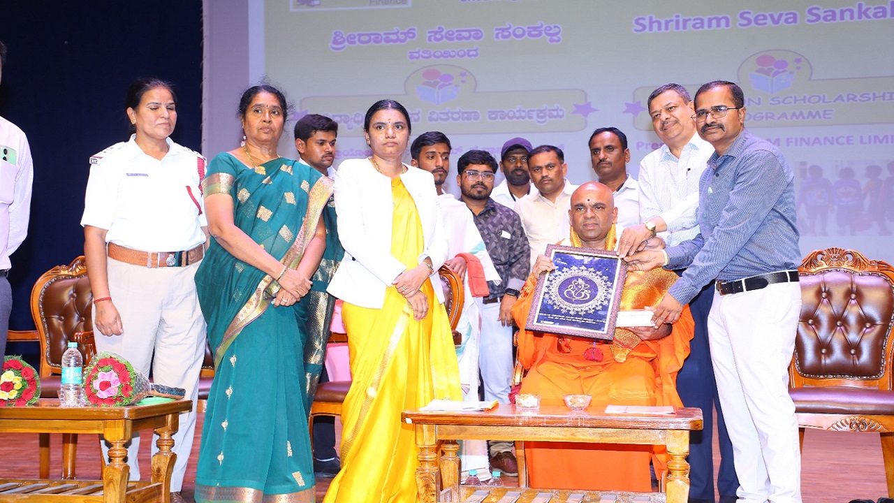 Chikkaballapur News: ಶ್ರೀರಾಮ್ ಫೈನಾನ್ಸ್ ವತಿಯಿಂದ ೩೬೦ ವಿದ್ಯಾರ್ಥಿಗಳಿಗೆ ವಿದ್ಯಾರ್ಥಿ ವಿತರಣೆ ಶ್ರೀ ಮಂಗಳನಾಥ ಸ್ವಾಮೀಜಿ ಭಾಗಿ