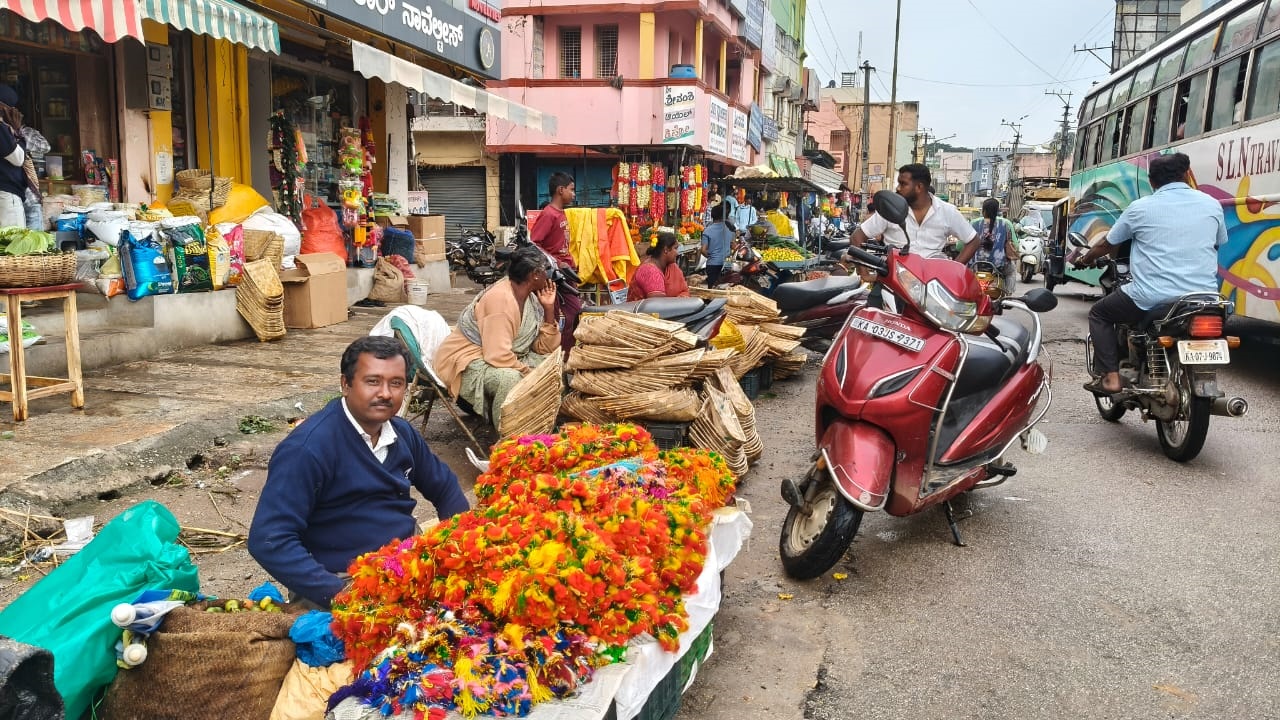 Deepavali at Chikkaballapur: ದೀಪಾವಳಿ ಹಬ್ಬಕ್ಕೆ ಸಜ್ಜುಗೊಂಡ ಜಿಲ್ಲೆ : ಹಬ್ಬದ ಸಾಮಾನು ಖರೀದಿ ಜೋರು