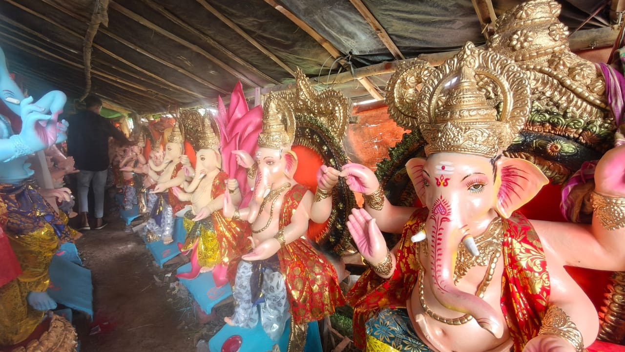 ಕೆರೆಯ ಮಣ್ಣು ಮತ್ತು ಗಂಗಾನದಿಯ ಮಣ್ಣು ಬೆರೆಸಿ ಮೂರ್ತಿ ತಯಾರಿ