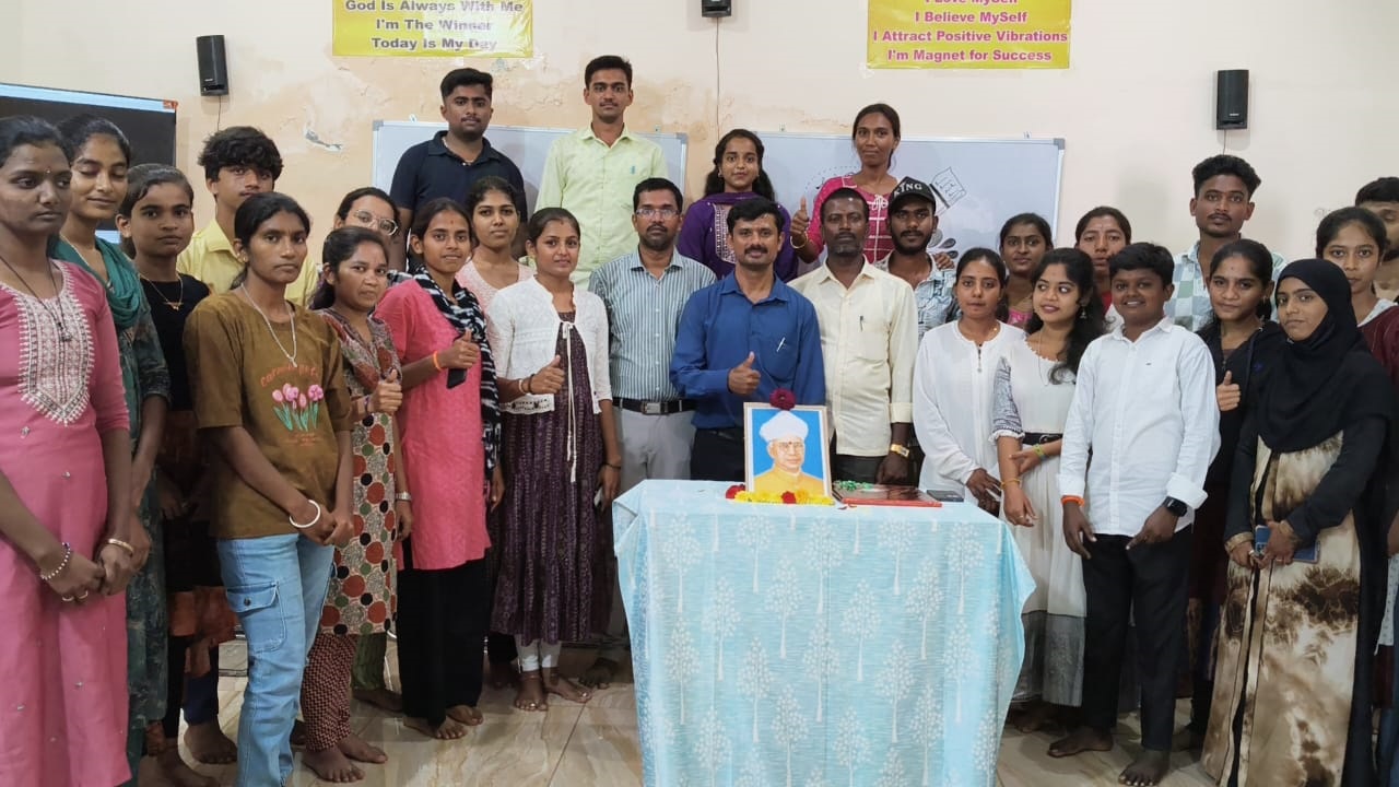 ಬಾಳಿಗೆ ಬೆಳಕಾಗುವ ಶಿಕ್ಷಕರು ಸಮಾಜದಿಂದ ಸದಾ ಅಭಿನಂದನೆಗೆ ಅರ್ಹರು