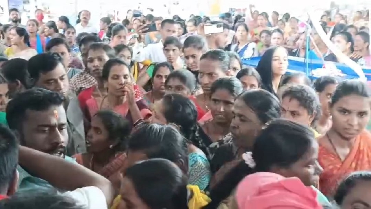 ಚೌದರಿ ಗಾರ್ಮೆಂಟ್ಸ್ ನಿರ್ವಾಹಕರ ವಿರುದ್ಧ ಮಹಿಳಾ ಕಾರ್ಮಿಕರು ಜಟಾಪಟಿ