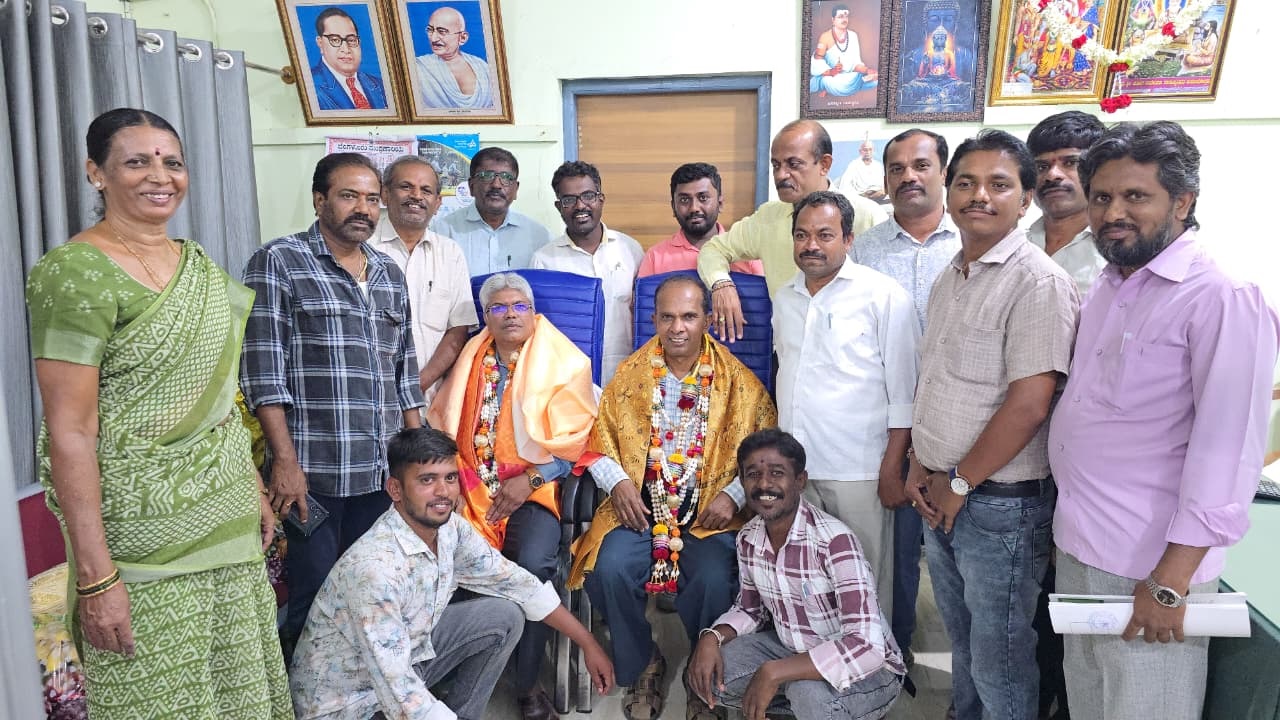 ವರ್ಗಾವಣೆಯಾದ ಉಪನೋಂದಣಾಧಿಕಾರಿಗೆ ಸನ್ಮಾನಿಸಿದ ಪತ್ರ ಬರಹಗಾರರು