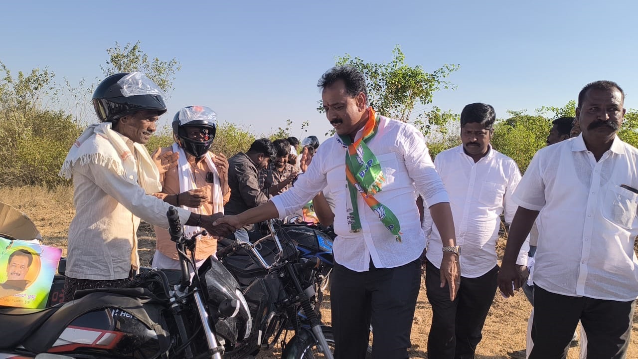 ಜೀವ ರಕ್ಷಣೆಗಾಗಿ ಸಂಚಾರಿ ನಿಯಮಗಳನ್ನು ಪಾಲಿಸಿ, ತಪ್ಪದೆ ಹೆಲ್ಮೆಟ್ ಧರಿಸಿ