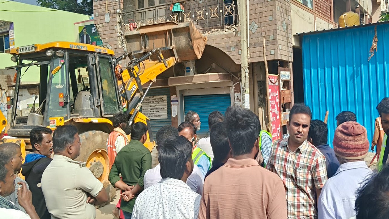 Chikkaballapur News: ಹೆದ್ದಾರಿ ಪ್ರಾಧಿಕಾರದ ಅಧಿಕಾರಿಗಳಿಂದ ಕಟ್ಟಡ ತೆರವು ಕಾರ್ಯಾಚರಣೆ, ಕಟ್ಟಡ ಮಾಲೀಕರು ಹಾಗೂ ಅಧಿಕಾರಿಗಳ ನಡುವೆ ಮಾತಿನ ಚಕಮಕಿ