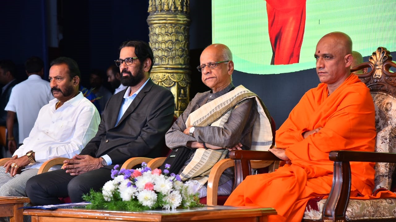 Adichunchanagiri Shri: ಉತ್ತಮ ಶಿಕ್ಷಣ ನೀಡುವ ಶಿಕ್ಷಕರಿಂದ ಮಾತ್ರವೇ ದೇಶದ ಕೀರ್ತಿ ಬೆಳಗಲಿದೆ : ಆದಿಚುಂಚನಗಿರಿ ಪೀಠಾಧ್ಯಕ್ಷ ನಿರ್ಮಲಾನಂದನಾಥ ಮಹಾಸ್ವಾಮೀಜಿ
