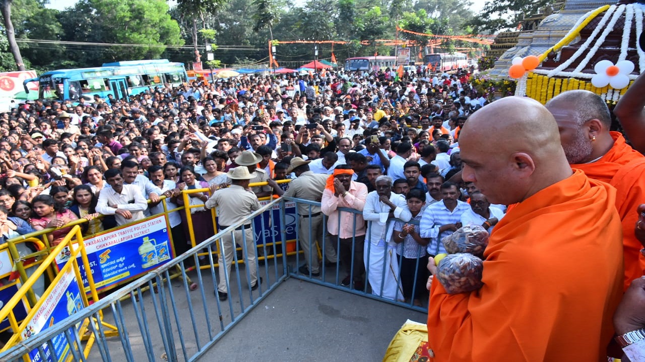 kadalekai Parishe: ಚಿಕ್ಕಬಳ್ಳಾಪುರ ವೀರಾಂಜನೇಯ ಸನ್ನಿಧಿಯಲ್ಲಿ ಕಡಲೇಕಾಯಿ ಪರಿಷೆಗೆ ಚುಂಚಶ್ರೀ ಚಾಲನೆ