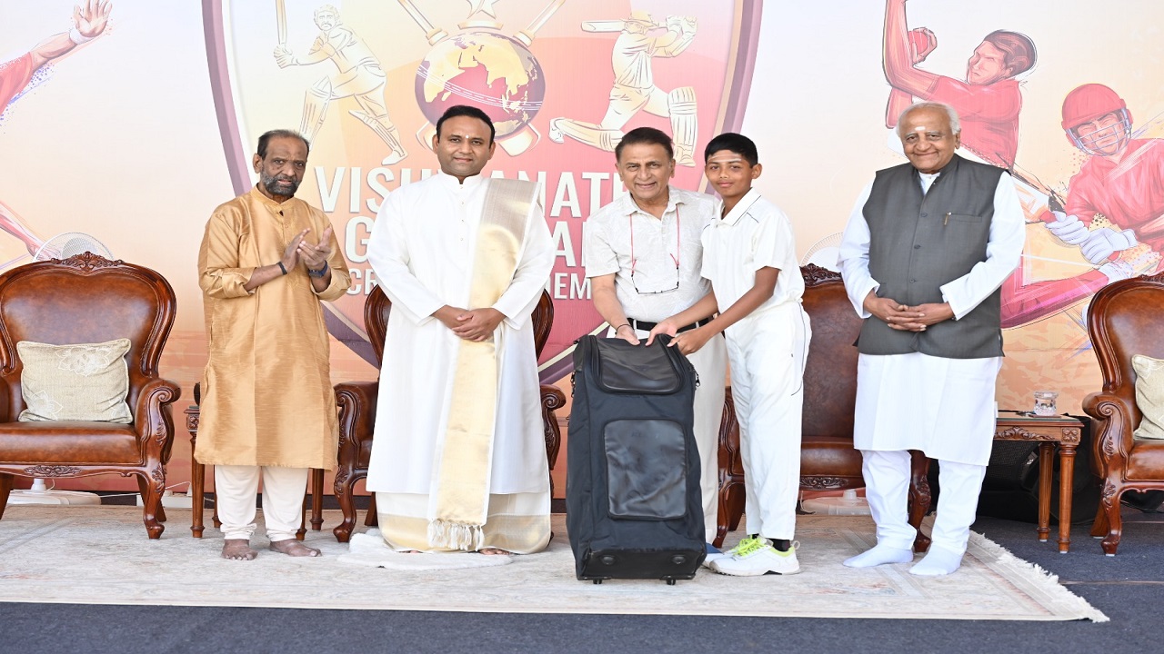 'ವಿಶ್ವನಾಥ್–ಗವಾಸ್ಕರ್' ಅಕಾಡೆಮಿ ವಿದ್ಯಾರ್ಥಿಗಳಿಗೆ ಕ್ರೀಡಾ ಕಿಟ್ ವಿತರಣೆ